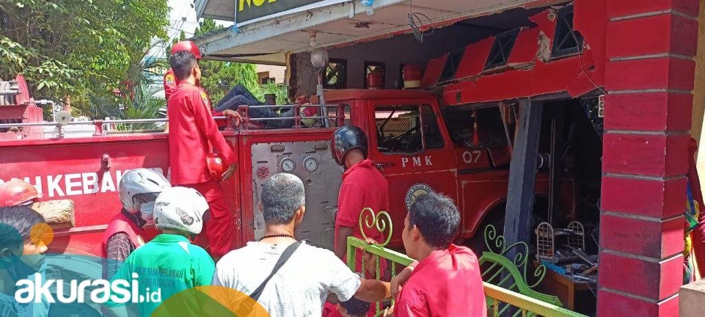 Demi Padamkan Rumah Mantan Lurah yang Terbakar, Mobil Pemadam Samarinda Seruduk Rumah Warga