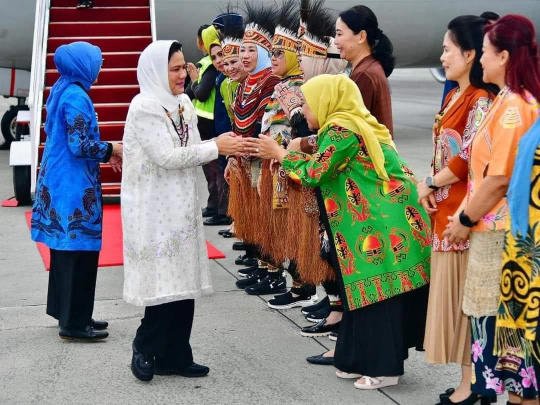Kontroversi Penyambutan Ibu Negara di Bandara Sentani: Kehadiran Ibu-Ibu Tanpa Mama Papua