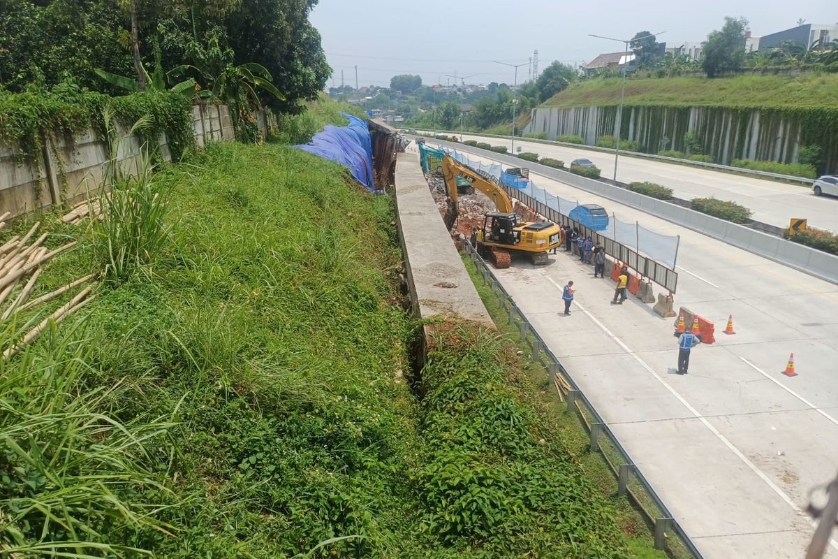 Tanggul Jalan Tol Cinere-Serpong Jebol Akibat Hujan Deras dan Saluran Liar