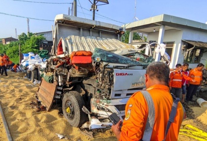 Truk Tabrak Kereta di Kaligawe Semarang, 1 Tewas dan Lalu Lintas Macet Total