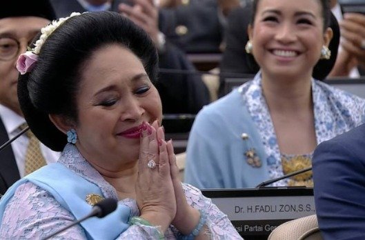 Titiek Soeharto Rayakan Ulang Tahun ke-66, Potong Tumpeng untuk Prabowo Subianto